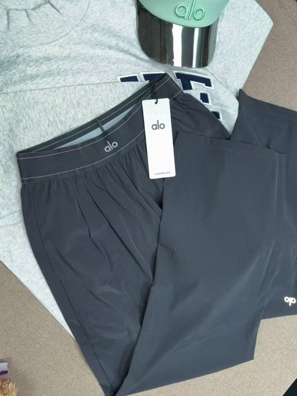 🔘NWT Alo Yoga Suit Up Trouser Dark Grey(Regular)Loose Straight Leg Pants - Picture 2 of 7